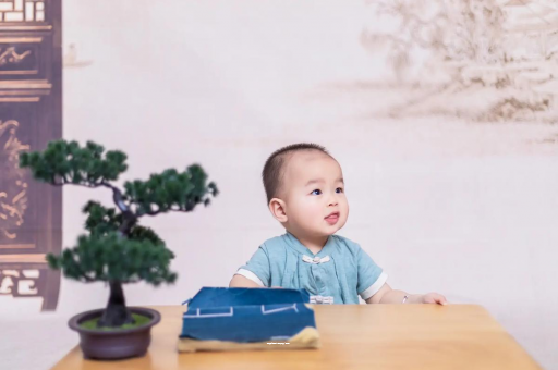 湖南怀孕肚子中间凹两边凸